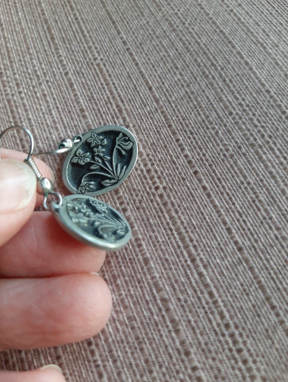Vintage Silver Toned Metal Art Noveau Floral Cottagecore Oval Drop Earrings - Picture 4 of 5